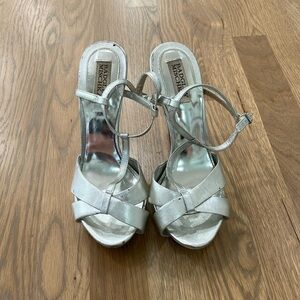 Badgley Mischka Women's Silver Leather Open Toe Wedding Formal Heels